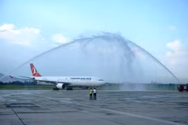 Máy bay của hãng hàng không quốc gia Thổ Nhĩ Kỳ Turkish Airlines hạ cánh xuống sân bay Nội Bài. (Ảnh: Việt Hùng/Vietnam+)