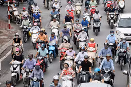 Xe máy đang sử dụng tham gia giao thông là nguồn chính thải ra phần lớn các chất gây ô nhiễm không khí. (Ảnh: Doãn Đức/Vietnam+)