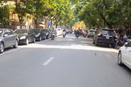 Phố Dã Tượng ôtô đỗ dọc 2 bên tuyến đường dù chỉ một bên được cấp phép trông giữ xe đúng quy định. (Ảnh: Doãn Đức/Vietnam+)