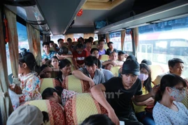 Chiếc xe khách nhồi nhét, chở quá số người quy định. (Ảnh: Minh Sơn/Vietnam+)