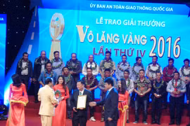 Các lái xe giành được giải Vô lăng vàng năm 2016. (Ảnh: Việt Hùng/Vietnam+)