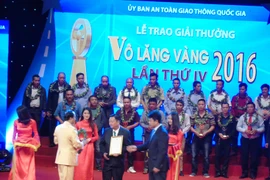 Các lái xe giành được giải Vô lăng vàng năm 2016. (Ảnh: Việt Hùng/Vietnam+)