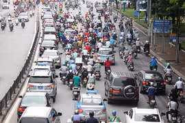 Xe máy vẫn là phương tiện đi lại chủ đạo của người dân ít nhất trong vòng 10-15 năm tới. (Ảnh: Doãn Đức/Vietnam+)