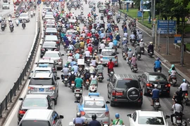 Xe máy vẫn là phương tiện đi lại chủ đạo của người dân ít nhất trong vòng 10-15 năm tới. (Ảnh: Doãn Đức/Vietnam+)
