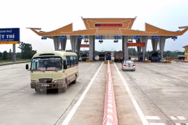 Lượng xe lưu thông qua cầu Hạc Trì sụt giảm rất nhiều sau khi Bộ Giao thông Vận tải cho xe dưới 7 chỗ lưu thông cầu Việt Trì cũ. (Ảnh: Trung Kiên/TTXVN)