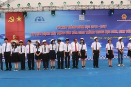 Phó Thủ tướng trao mũ bảo hiểm cho học sinh trường Trung học phổ thông chuyên Nguyễn Trãi. (Ảnh: Việt Hùng/Vietnam+) 