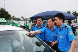 Sở Giao thông vận tải Hà Nội vừa có quyết định thu hồi phù hiệu một tháng với hàng trăm xe ôtô vi phạm về Luật Giao thông đường bộ. (Ảnh: Việt Hùng/Vietnam+)