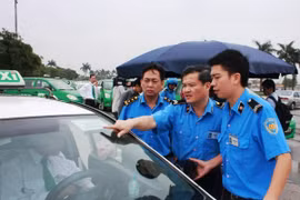 Sở Giao thông vận tải Hà Nội vừa có quyết định thu hồi phù hiệu một tháng với hàng trăm xe ôtô vi phạm về Luật Giao thông đường bộ. (Ảnh: Việt Hùng/Vietnam+)