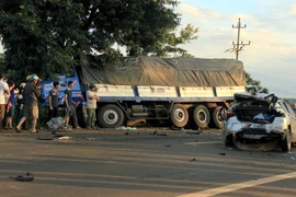 Hiện trường một vụ tai nạn giao thông nghiêm trọng. (Ảnh: TTXVN)