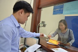 Người dân sẽ được giảm bớt thủ tục và thời gian đến các cơ sở để làm hồ sơ cấp đổi và nhận giấy phép lái xe. (Ảnh: Việt Hùng/Vietnam+)