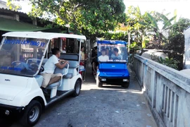 Xe chở người bốn bánh có gắn động cơ chạy xăng thích hợp hoạt động trong khu vực phạm vi hạn chế hẹp. (Ảnh: Việt Hùng/Vietnam+)