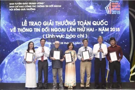 Đại diện Báo điện tử VietnamPlus nhận giải Nhất với tác phẩm “Việt Nam vươn lên về mọi mặt sau 70 năm lập quốc". (Ảnh: Minh Chiến/Vietnam+)