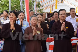 Thân nhân nạn nhân tử vong vì tai nạn giao thông cầu siêu để mong linh hồn người đã khuất được siêu thoát về miền cực lạc. (Ảnh: Doãn Đức/Vietnam+)