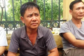 Phụ huynh cũng sốt ruột khi ngồi "ngóng" đợi con thi trong sáng nay. (Ảnh: PV/Vietnam+)