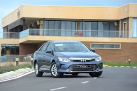 Dòng xe Camry 2.0E bị lỗi phần mềm bộ điều khiển động cơ đã được Toyota Việt Nam triệu hồi. (Ảnh: TMV cung cấp)