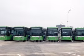 Trong điều kiện giao thông hiện nay của Hà Nội thì buýt nhanh sẽ không thể vận hành đầy đủ chức năng như buýt nhanh của thế giới. (Ảnh: Doãn Đức/Vietnam+)