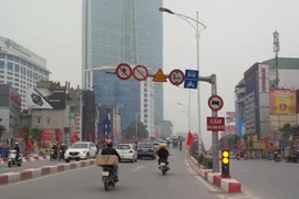 Biển báo hạn chế tốc độ trên cầu vượt Nguyễn Chí Thanh đã được Sở Giao thông Vận tải thay thế bằng biển đi chậm. (Ảnh: Việt Hùng/Vietnam+)