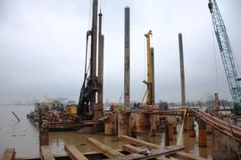 Nhà thầu thi công khoan cọc trụ tháp cầu Bạch Đằng. (Ảnh: Việt Hùng/Vietnam+)