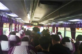 Thực trạng xe nhồi nhét khách, thu tiền quá giá vé quy định vẫn còn tồn tại vào các dịp nghỉ lễ. (Ảnh: Việt Hùng/Vietnam+)