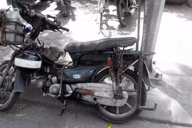 Xe máy “hết đát” vẫn là “cần câu cơm” của một số bộ phận dân lao động, người nghèo. (Ảnh: Việt Hùng/Vietnam+)
