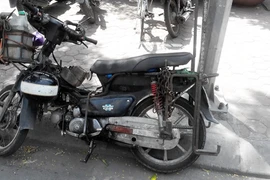 Xe máy “hết đát” vẫn là “cần câu cơm” của một số bộ phận dân lao động, người nghèo. (Ảnh: Việt Hùng/Vietnam+)
