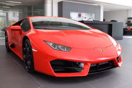 Lamborghini Hurcan LP580-2 với màu sơn đỏ. (Ảnh: Doãn Đức/Vietnam+)