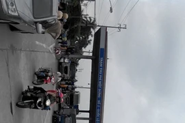 Người dân sinh sống gần trạm thu phí số 2 trên Quốc lộ 5 và đi lại thường xuyên cho rằng mức phí quá cao. (Ảnh: Việt Hùng/Vietnam+)