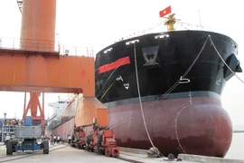Công ty Đóng tàu Hạ Long bàn giao một tàu hàng đã đóng xong. (Ảnh: Văn Đức/TTXVN)