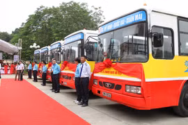 Xe chạy thời gian 20-30 phút/lượt, giá vé 9.000 đồng/khách. (Ảnh: Doãn Đức/Vietnam+)