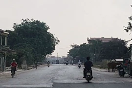 Nhà thầu chưa thể thảm xong bêtông nhựa lớp trên cùng và các hạng mục an toàn giao thông chưa hoàn thiện. (Ảnh: Việt Hùng/Vietnam+)