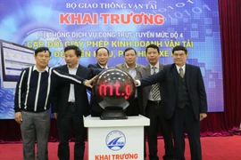 Hệ thống dịch vụ công trực tuyến mức độ 4 cấp, đổi giấy phép kinh doanh vận tải; cấp, đổi biển hiệu phù hiệu xe ôtô đã được khai trương. (Ảnh: Việt Hùng/Vietnam+)