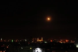 Tên lửa đất đối không được lực lượng phòng không Syria phóng lên bầu trời Damascus sau đợt tấn công của liên quân Mỹ-Anh-Pháp. (Nguồn: THX/TTXVN)