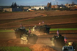 Các lực lượng Mỹ được triển khai gần làng Yalanli, ngoại ô Manbij, Syria. (Nguồn: AFP/TTXVN)