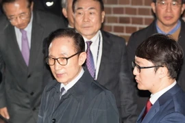 Cựu Tổng thống Hàn Quốc Lee Myung-bak được áp giải khỏi nhà riêng ở Seoul sau khi có lệnh bắt giữ của Tòa án. (Nguồn: THX/TTXVN)
