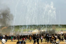 Quang cảnh cuộc đụng độ giữa người Palestine và lực lượng an ninh Israel. (Nguồn: AFP/TTXVN)