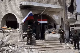 Binh sỹ Chính phủ Syria gác tại một chốt quân sự ở Jobar, khu vực lân cận Đông Ghouta. (Nguồn: THX/TTXVN)