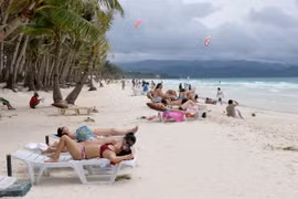 Khách du lịch tại thiên đường nghỉ dưỡng Boracay, Philippines. (Nguồn: AFP/TTXVN)