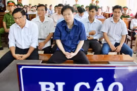 Các bị cáo tại phiên xét xử sơ thẩm. (Ảnh: Thanh Sang/TTXVN)