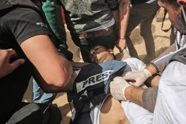 Nhà báo Palestine Yasser Murtaja bị bắn trong cuộc xung đột với binh sỹ Israel. (Nguồn: AFP/TTXVN)