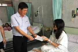 Đại sứ Việt Nam tại Thái Lan Nguyễn Hải Bằng trao quà hỗ trợ cho các nạn nhân đang điều trị tại bệnh viện. (Ảnh: Sơn Nam/TTXVN)