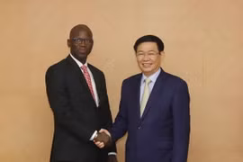 Phó Thủ tướng Vương Đình Huệ tiếp ông Ousmane Dione Giám đốc Quốc gia Ngân hàng Thế giới tại Việt Nam. (Ảnh: Phương Hoa/TTXVN)