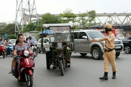 Cảnh sát giao thông Đội 1, Phòng Cảnh sát giao thông Hà Nội kiểm tra, xử lý xe vi phạm. (Ảnh: Doãn Tấn/TTXVN)