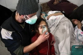 Thường dân Syria được điều trị triệu chứng khó thở sau các cuộc oanh kích được cho là sử dụng vũ khí hóa học ở Đông Ghouta. (Nguồn: AFP/TTXVN)