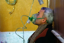 Người dân Syria được điều trị triệu chứng khó thở sau một vụ tấn công được cho là sử dụng vũ khí hóa học ở Douma (Syria). (Nguồn: AFP/ TTXVN)