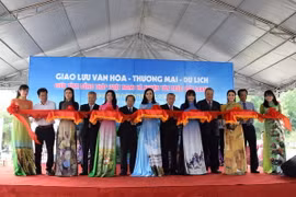 Giao lưu văn hóa-thương mại-du lịch giữa tỉnh Đồng Tháp và huyện Tân Trúc (Đài Loan). (Ảnh: Chương Đài/TTXVN)