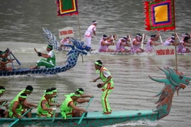 Các đội chải quyết liệt trên đường đua. (Ảnh: Thanh Tùng/TTXVN)