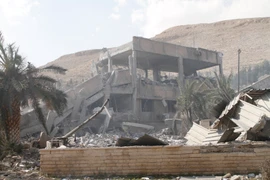 Cảnh đổ nát tại Trung tâm nghiên cứu khoa học ở Barzeh, ngoại ô phía đông bắc Damascus sau cuộc tấn công của Mỹ- Anh-Pháp. (Nguồn: THX/TTXVN)