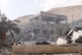 Cảnh đổ nát tại Trung tâm nghiên cứu khoa học ở Barzeh, ngoại ô phía đông bắc Damascus sau cuộc tấn công của Mỹ- Anh-Pháp. (Nguồn: THX/TTXVN)