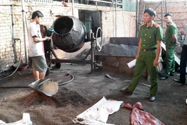 Chế biến càphê bẩn tại cơ sở của bà Nguyễn Thị Thanh Loan. (Ảnh: TTXVN phát)