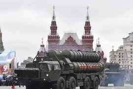 Hệ thống tên lửa S-400 tham gia diễu binh nhân lễ kỷ niệm Ngày Chiến thắng ở Moskva (Nga). (Nguồn: AFP/TTXVN)